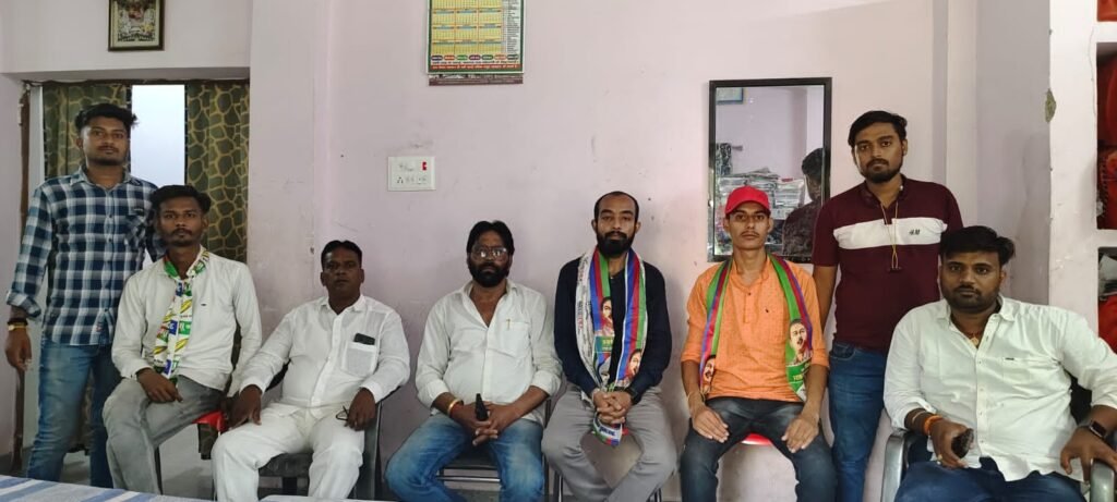 मुख्यमंत्री हेमंत सोरेन की प्रोग्राम में विरोध करने पहुंचे आजसू छात्र संघ समेत आजसू पार्टी के कई नेता को पुलिस ने किया गिरफ्तार। मुख्यमंत्री हेमंत सोरेन की प्रोग्राम में विरोध करने पहुंचे आजसू छात्र संघ समेत आजसू पार्टी के कई नेता को पुलिस ने किया गिरफ्तार।
