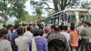 ट्रक के धक्के से युवती हुई गंभीर रूप से घायल,आक्रोशित ग्रामीणों ने किया सड़क जाम