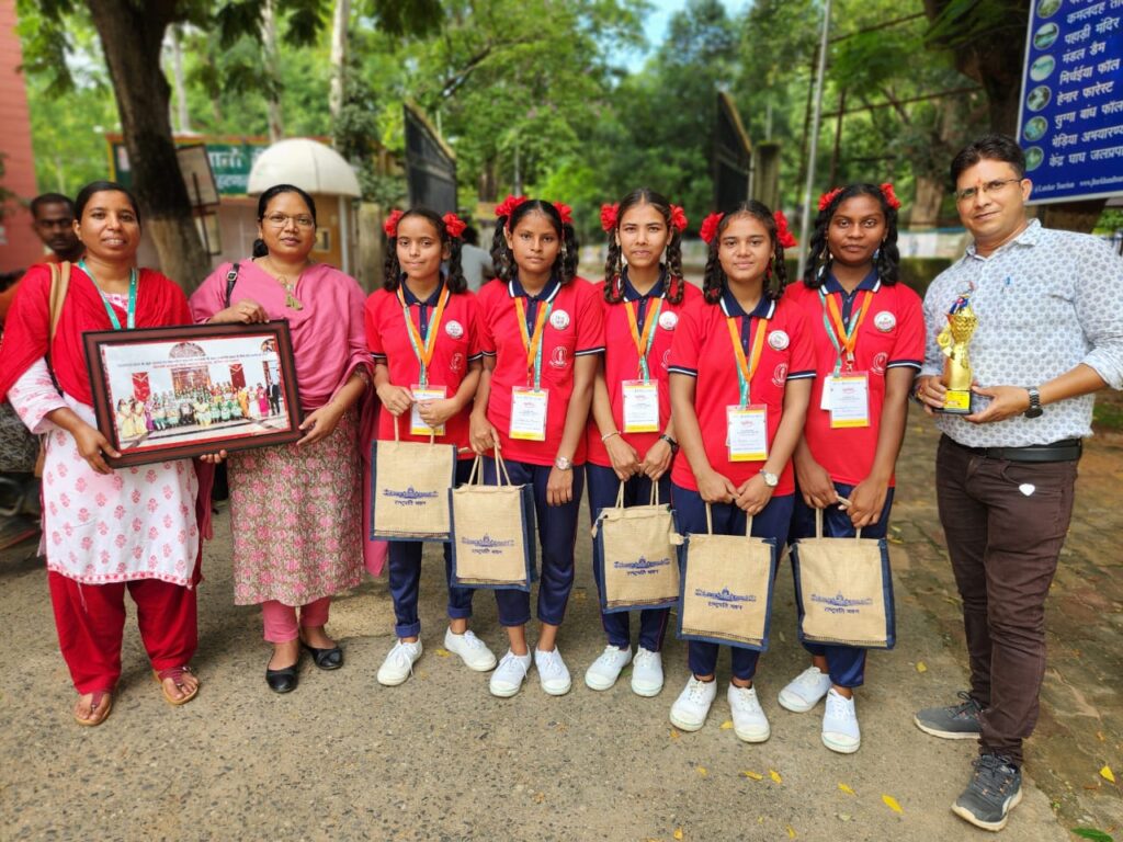 कस्तूरबा गांधी स्कूल मनिका की छात्राओं ने राष्ट्रपति द्रौपती मुर्मू को बांधी राखी कस्तूरबा गांधी स्कूल मनिका की छात्राओं ने राष्ट्रपति द्रौपती मुर्मू को बांधी राखी