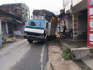 अनियंत्रित होकर 407 मालगाड़ी का एक चक्का नाली पर जा घुसा,