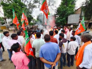 युवा आक्रोश रैली में राज्य सरकार के द्वारा भाजपा कार्यकर्ताओं पर बर्बरतापूर्ण कार्रवाई के खिलाफ लातेहार में निकला गया पुतला दहन।