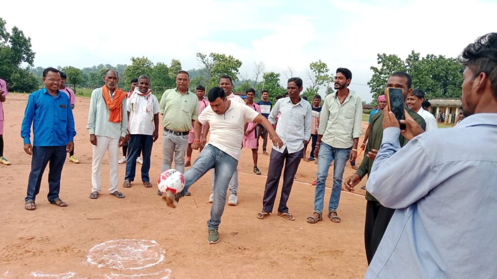 देवबार में वीर भगत सिंह फुटबॉल टूर्नामेंट का हुआ आयोजन,फीता काटकर किया गया उद्घाटन। देवबार में वीर भगत सिंह फुटबॉल टूर्नामेंट का हुआ आयोजन,फीता काटकर किया गया उद्घाटन।