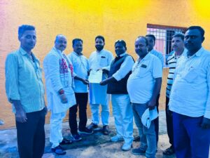 कांग्रेस कमेटी के अध्यक्ष मुनेश्वर उरांव ने उम्मीदवारी को लेकर अपना आवेदन बायोडाटा सौंपा।