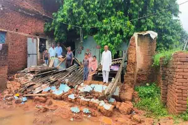गिरिडीह:भारी बारिश के कारण ग्रामीण का घर गिरा,लगायी मदद की गुहार गिरिडीह:भारी बारिश के कारण ग्रामीण का घर गिरा,लगायी मदद की गुहार