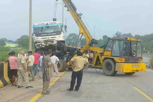 अनियंत्रित ट्रेलर डिवाइडर तोड़ते हुए दूसरे लेन में घुसा,पुलिस ने क्रेन की मदद से ट्रेलर को फोरलेन से हटवाया