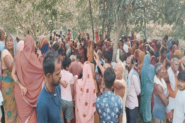 पति से झगड़े के बाद तीन बच्चों संग नहर में कूदी महिला, पानी में तैरते मिले चारों शव पति से झगड़े के बाद तीन बच्चों संग नहर में कूदी महिला, पानी में तैरते मिले चारों शव