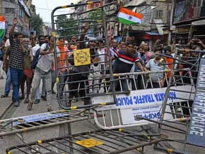 डाक्टर दुष्कर्म-मर्डर केस: 'नबन्ना प्रोटेस्ट के आयोजक सयान लाहिड़ी को पुलिस ने किया गिरफ्तार डाक्टर दुष्कर्म-मर्डर केस: 'नबन्ना प्रोटेस्ट के आयोजक सयान लाहिड़ी को पुलिस ने किया गिरफ्तार