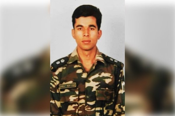 बर्थडे स्पेशल : द्रास का जिसने अपनी जान के बदले पहाड़ की चोटियों से दुश्मन को खदेड़ दिया बर्थडे स्पेशल : द्रास का जिसने अपनी जान के बदले पहाड़ की चोटियों से दुश्मन को खदेड़ दिया