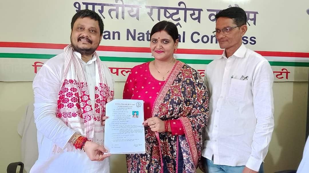 पूर्णिमा पांडे ने अपनी दावेदारी पेश करते हुए विश्रामपुर विधानसभा-77 से अपना आवेदन जिला अध्यक्ष बिट्टू पाठक को सौंपा