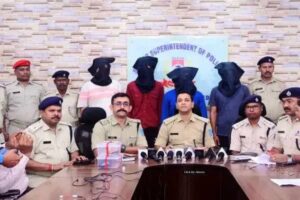 कारोबारियों से रंगदारी मांगने के मामले में पुलिस ने मुख्य सरगना समेत चार लोगों को गिरफ्तार किया