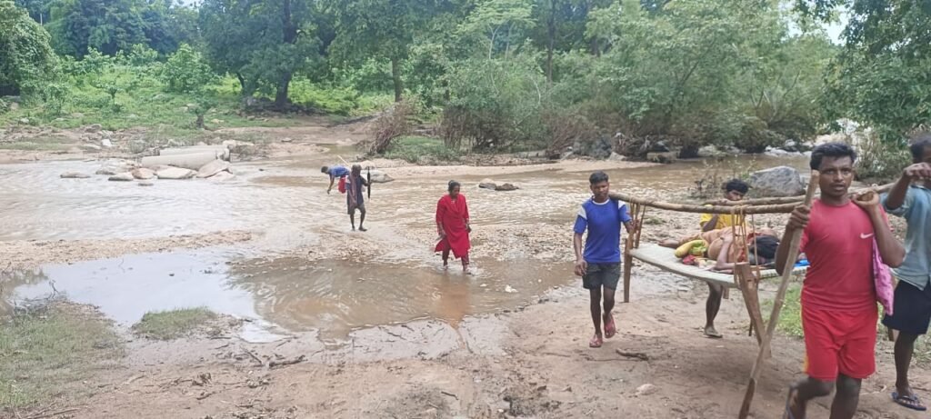 चारपाई पर स्वास्थ सेवाएं,गर्भवती महिला को खाट पर लाद कर आठ किलोमीटर लाया अस्पताल