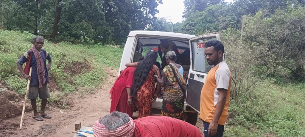 चारपाई पर स्वास्थ सेवाएं,गर्भवती महिला को खाट पर लाद कर आठ किलोमीटर लाया अस्पताल