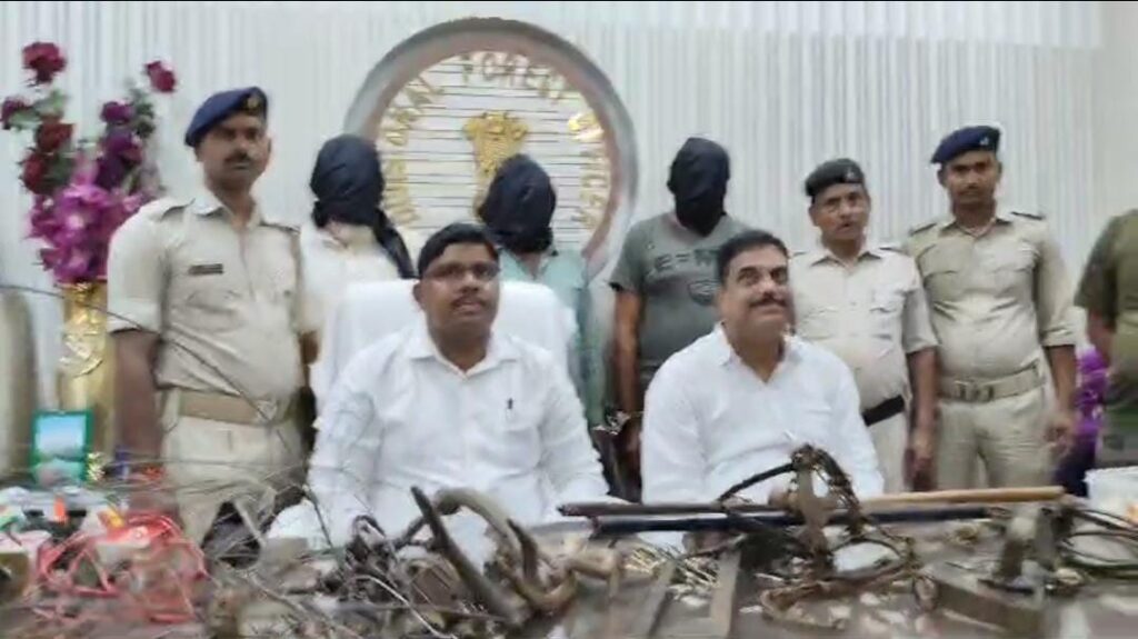 वन विभाग ने तेंदुए व बाघ की तस्करी करने वाले 8 तस्करों को गिरफ्तार कर भेजा जेल, एक खाल बरामद वन विभाग ने तेंदुए व बाघ की तस्करी करने वाले 8 तस्करों को गिरफ्तार कर भेजा जेल, एक खाल बरामद