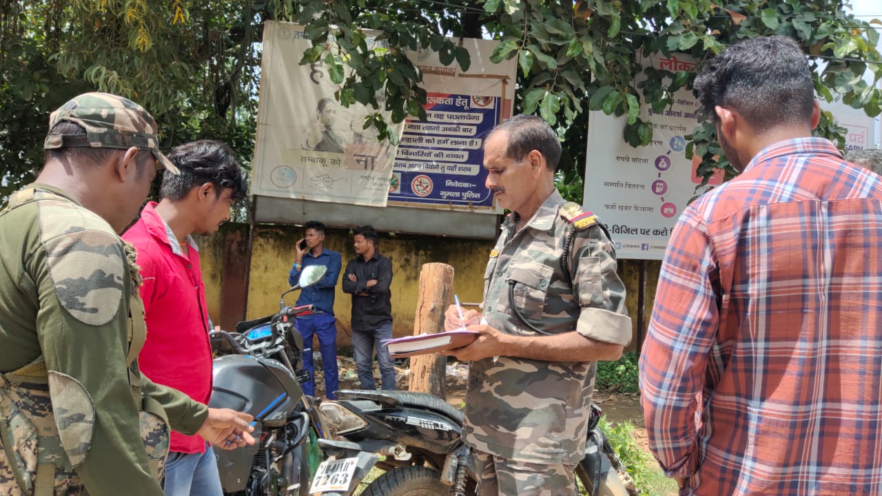 घाघरा गुमला घाघरा थाना गेट के समीप चला एंटी क्राइम वाहन चेकिंग अभियान