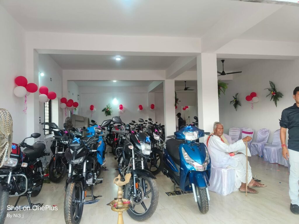 हीरो मोटर कॉर्प का फेस्टीव काउंटर खुलने से आसपास के लोगों में खुशी की लहर
