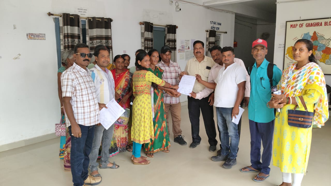 घाघरा प्रखंड के सभी मुखिया का कलमबंद हड़ताल