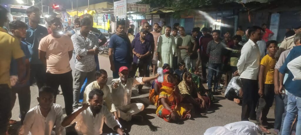 सड़क हादसा:आक्रोशित ग्रामीणों ने शव को लेकर किया सड़क जाम