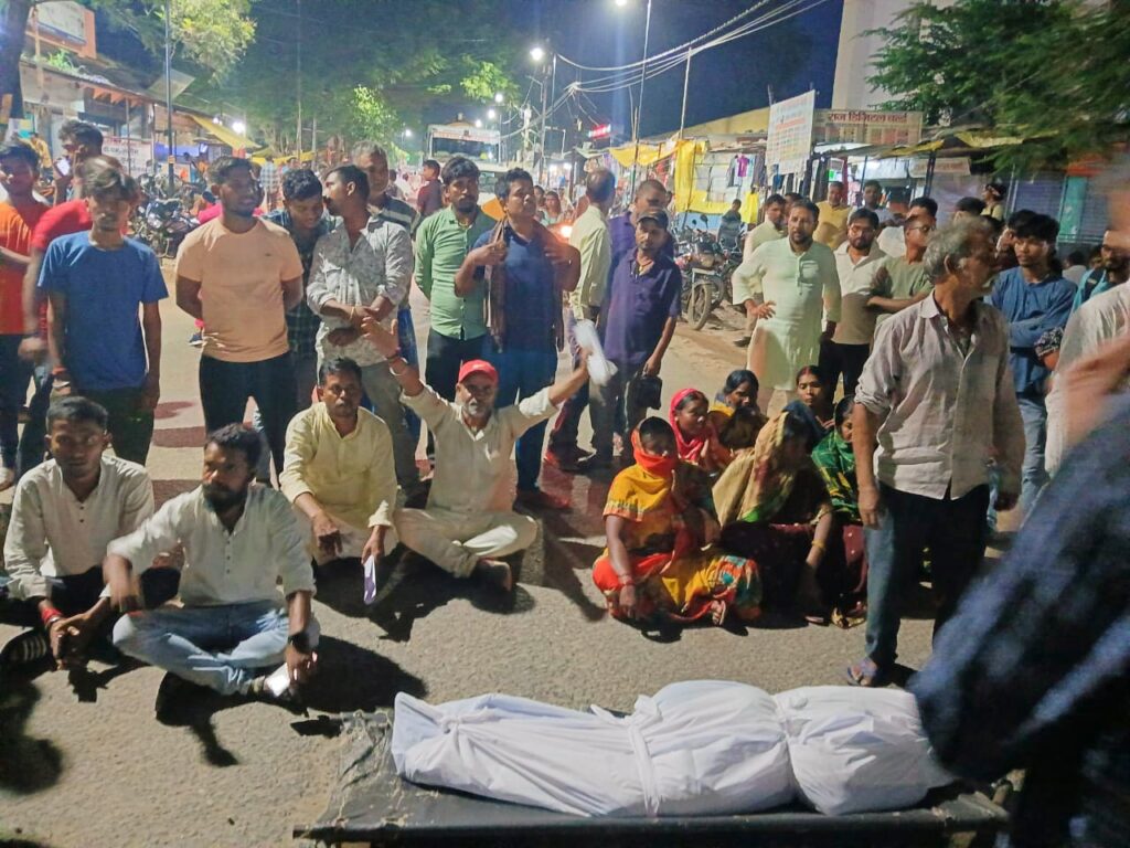 सड़क हादसा:आक्रोशित ग्रामीणों ने शव को लेकर किया सड़क जाम सड़क हादसा:आक्रोशित ग्रामीणों ने शव को लेकर किया सड़क जाम