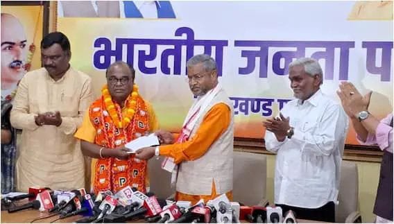 भाजपा में शामिल हुए लोबिन हेंब्रम