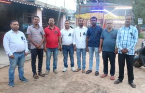 पत्रकारों को निशाना बनाये जाने के खिलाफ एआईएसएम के बैनर तले चंदवा के पत्रकारों ने काला बिल्ला लगाकर जताया विरोध