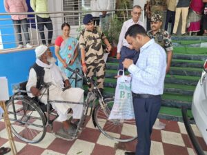उपायुक्त ने अपने कार्यालय कक्ष में जनता दरबार का की आयोजन,हैदरनगर से आए दिव्यांग निसार अहमद को मिला ऑन स्पॉट ट्राई-साईकल