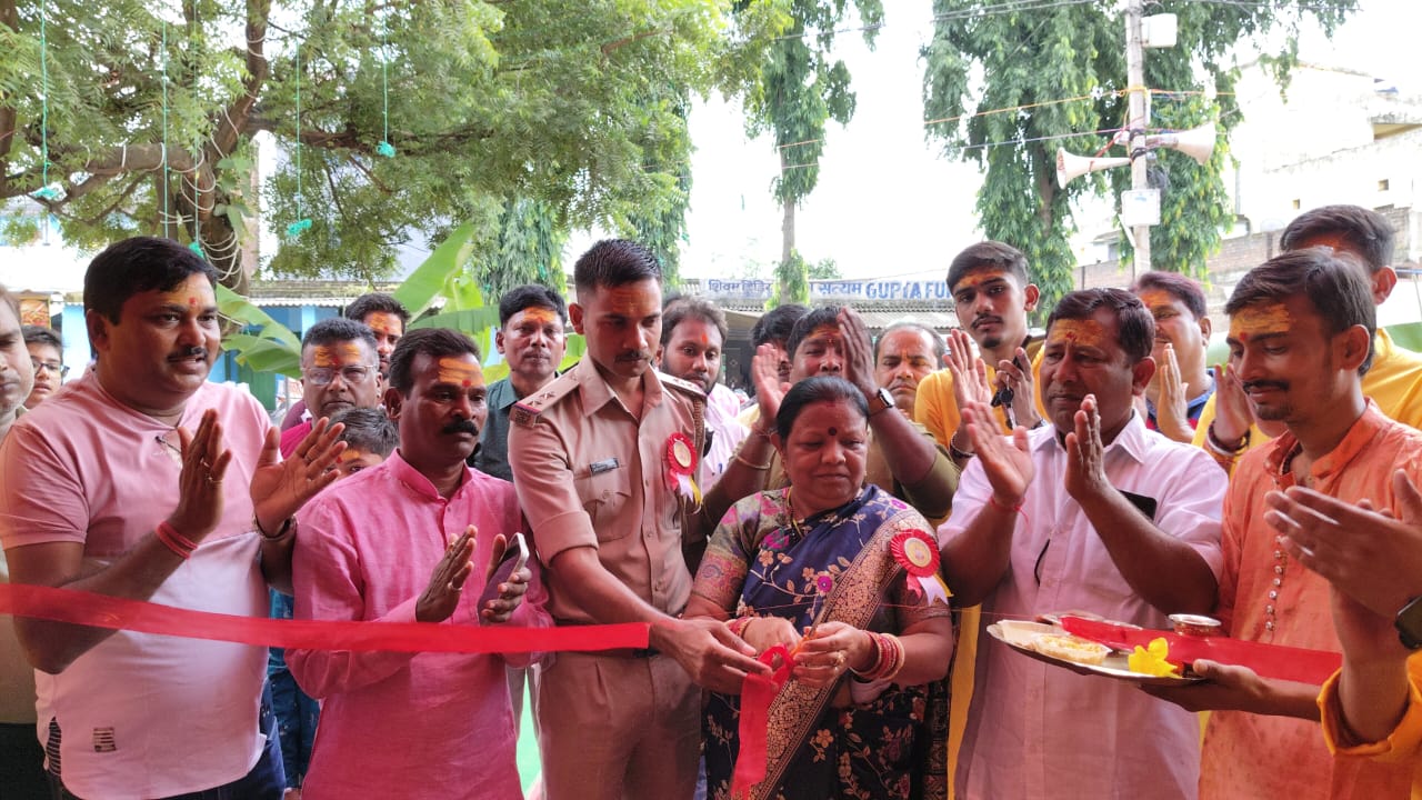 घाघरा थाना चौक में गणेश पुजा को लेकर पंडाल का उद्घाटन जिला परिषद सदस्य सतवंती देवी थाना प्रभारी तरुण कुमार एवं घाघरा मुखिया योगेंद्र भगत ने संयुक्त रूप से फीता काटकर किया