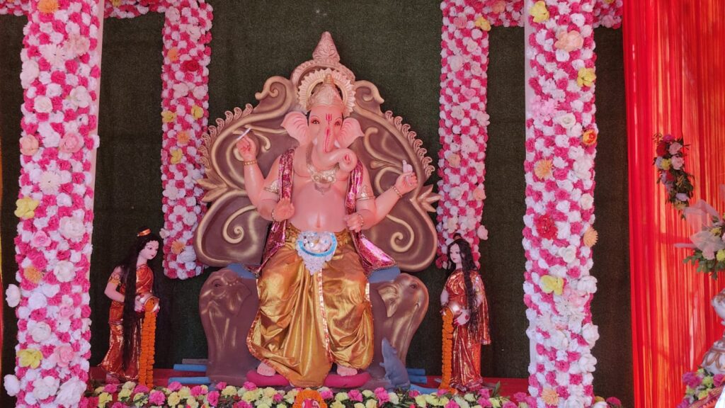 घाघरा थाना चौक में गणेश पुजा को लेकर पंडाल का उद्घाटन जिला परिषद सदस्य सतवंती देवी थाना प्रभारी तरुण कुमार एवं घाघरा मुखिया योगेंद्र भगत ने संयुक्त रूप से फीता काटकर किया घाघरा थाना चौक में गणेश पुजा को लेकर पंडाल का उद्घाटन जिला परिषद सदस्य सतवंती देवी थाना प्रभारी तरुण कुमार एवं घाघरा मुखिया योगेंद्र भगत ने संयुक्त रूप से फीता काटकर किया