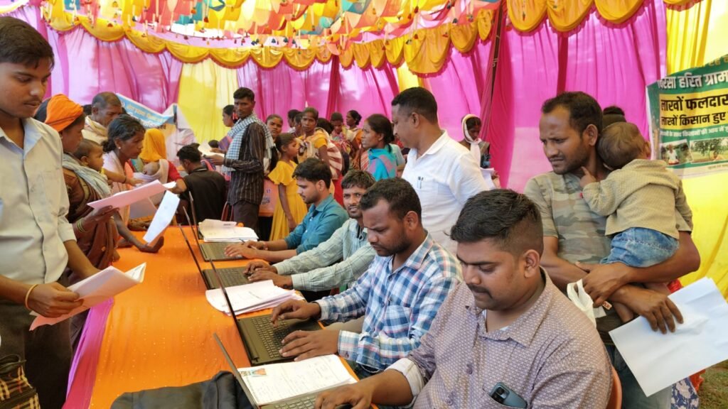 सरकार के द्वारा चल रहे सरकार आपके द्वार कार्यक्रम का निरीक्षण करने पहुंचे उप विकास आयुक्त दिलेश्वर महतो