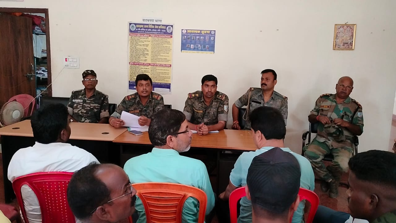 सतबरवा थाना में दुर्गा पूजा शांति व सुव्यवस्थित तरीके से मनाने को लेकर की गई शांति समिति की बैठक