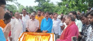 मनिका विधानसभा क्षेत्र विधायक रामचंद्र सिंह ने मनिका स्थित कुई में कालीकरण सड़क का किया शिलान्यास