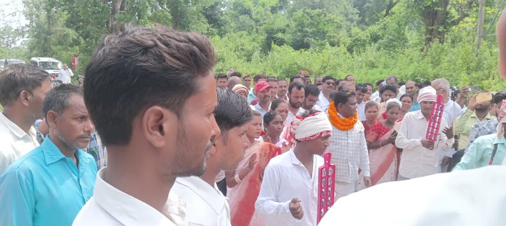 मनिका विधानसभा क्षेत्र विधायक रामचंद्र सिंह ने मनिका स्थित कुई में कालीकरण सड़क का किया शिलान्यास मनिका विधानसभा क्षेत्र विधायक रामचंद्र सिंह ने मनिका स्थित कुई में कालीकरण सड़क का किया शिलान्यास