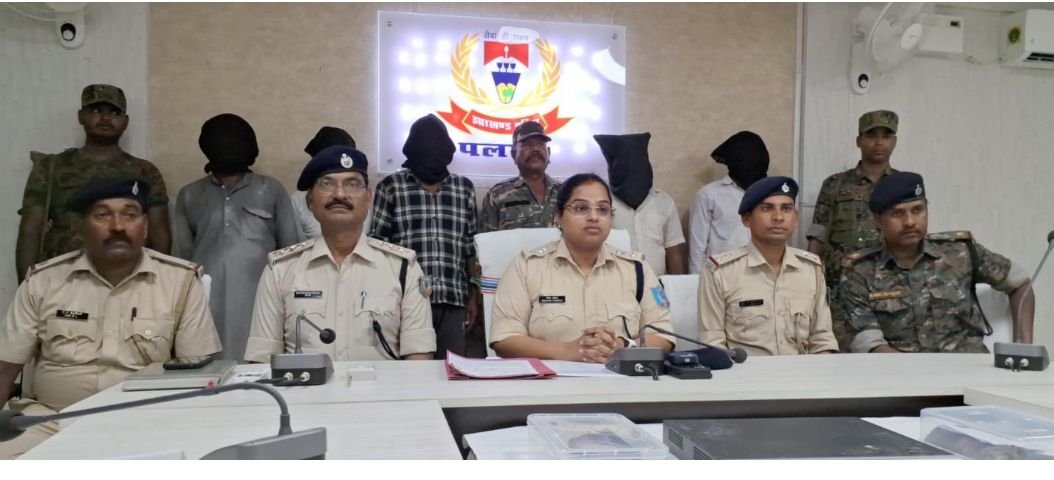 पुलिस की बड़ी कार्रवाई, अंतर्राज्यीय डकैती गिरोह के 5 सदस्य गिरफ्तार, हथियार और चोरी का माल बरामद पुलिस की बड़ी कार्रवाई, अंतर्राज्यीय डकैती गिरोह के 5 सदस्य गिरफ्तार, हथियार और चोरी का माल बरामद