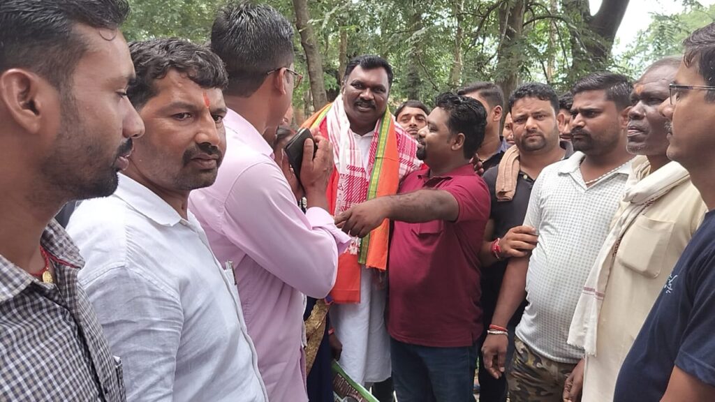 भाजपायों कार्यकर्ता ने किया नेता प्रतिपक्ष अमर कुमार बावरी का गर्म जोशी से स्वागत भाजपायों कार्यकर्ता ने किया नेता प्रतिपक्ष अमर कुमार बावरी का गर्म जोशी से स्वागत