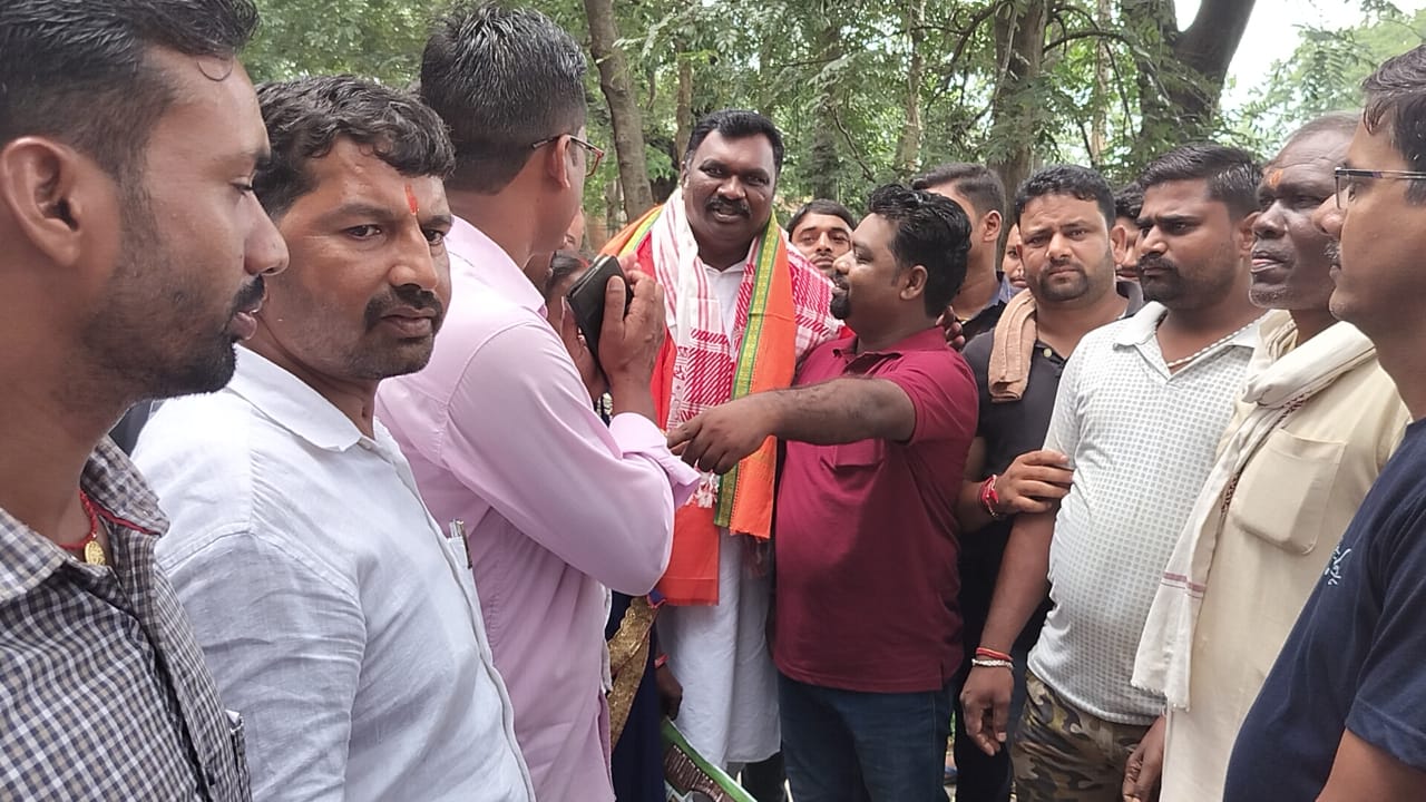 भाजपायों कार्यकर्ता ने किया नेता प्रतिपक्ष अमर कुमार बावरी का गर्म जोशी से स्वागत