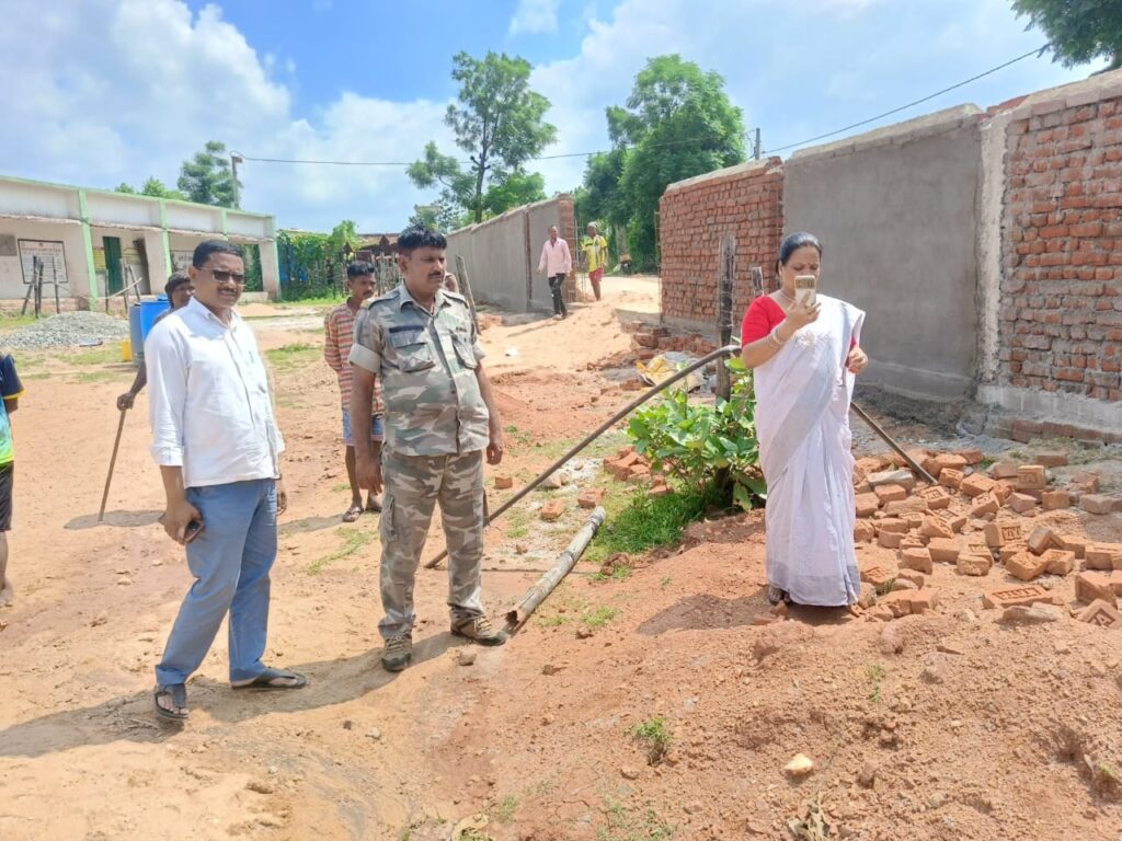 चार दीवारी निर्माण में संवेदक कर रहा है मनमानी, संवेदक के मनमानी पर जिला परिषद ने किया निरीक्षण चार दीवारी निर्माण में संवेदक कर रहा है मनमानी, संवेदक के मनमानी पर जिला परिषद ने किया निरीक्षण