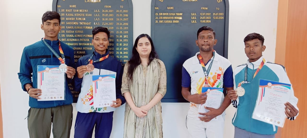 एशियन ओपन कराटे में मेडल जीतने वाले जिले के खिलाड़ियों को उपायुक्त गरिमा सिंह ने किए सम्मानित एशियन ओपन कराटे में मेडल जीतने वाले जिले के खिलाड़ियों को उपायुक्त गरिमा सिंह ने किए सम्मानित