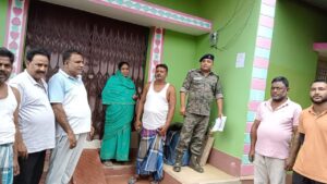सिमरिया पुलिस दो फरार अभियुक्तों के घर चिपकाया गया इश्तिहार