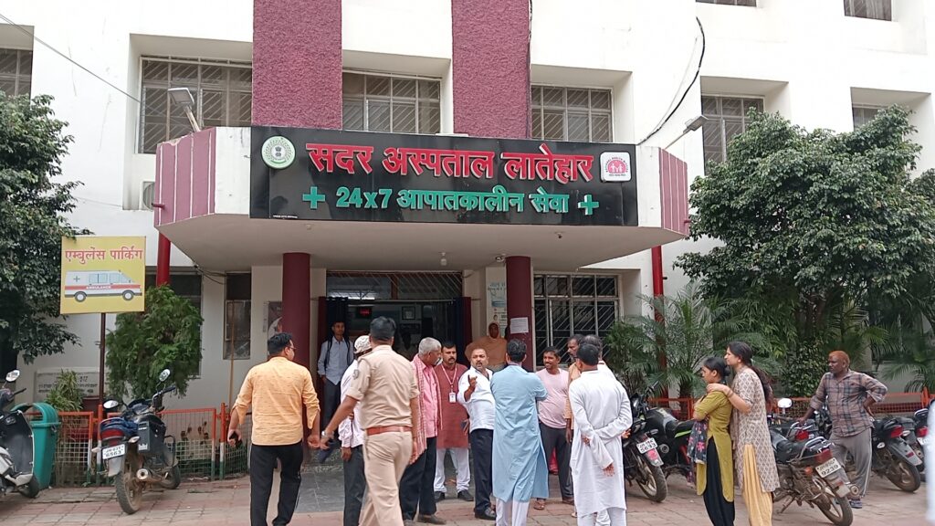 यूट्यूब,फेसबुक,और इस्ताग्राम के लिए वीडियो बना रहें बाइक सवार युवकों का टाटा चेचिस से हुआ जोरदार टक्कर,दो युवक गंभीर रूप से घायल