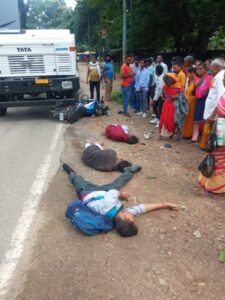 यूट्यूब,फेसबुक,और इस्ताग्राम के लिए वीडियो बना रहें बाइक सवार युवकों का टाटा चेचिस से हुआ जोरदार टक्कर,दो युवक गंभीर रूप से घायल