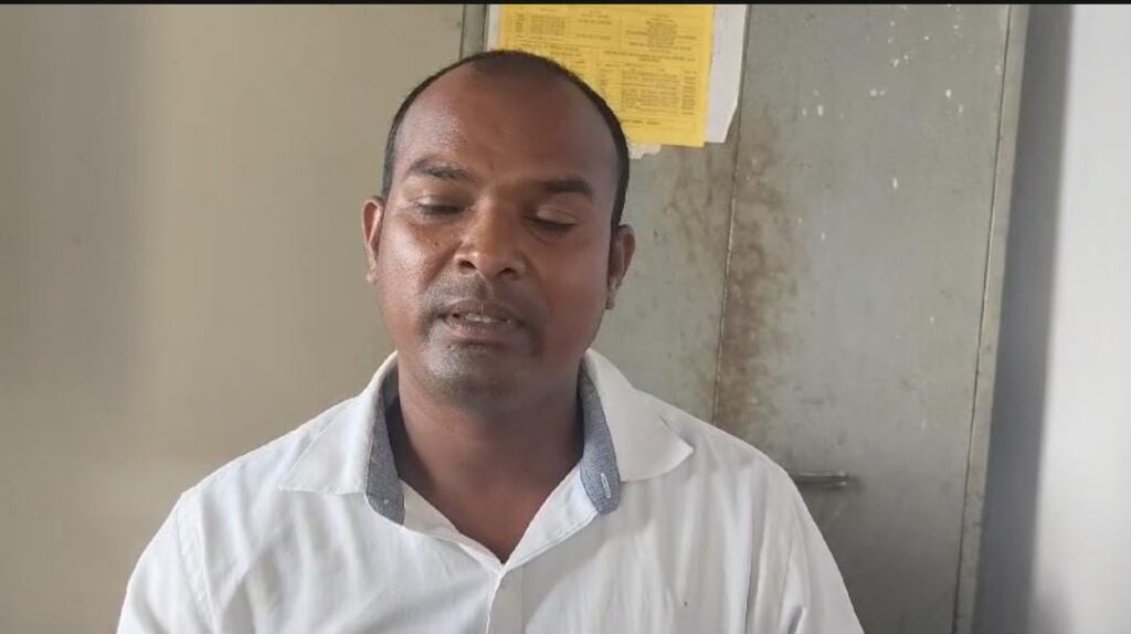 बालूमाथ प्रखंड क्षेत्र के गणेशपुर प्राथमिक विद्यालय में टपकते छत से पानी के बीच पढ़ने को मजबूर है बच्चे, बालूमाथ प्रखंड क्षेत्र के गणेशपुर प्राथमिक विद्यालय में टपकते छत से पानी के बीच पढ़ने को मजबूर है बच्चे,