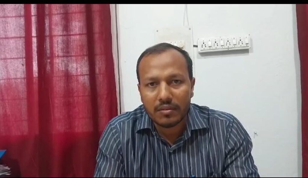 बालूमाथ प्रखंड क्षेत्र के गणेशपुर प्राथमिक विद्यालय में टपकते छत से पानी के बीच पढ़ने को मजबूर है बच्चे, बालूमाथ प्रखंड क्षेत्र के गणेशपुर प्राथमिक विद्यालय में टपकते छत से पानी के बीच पढ़ने को मजबूर है बच्चे,