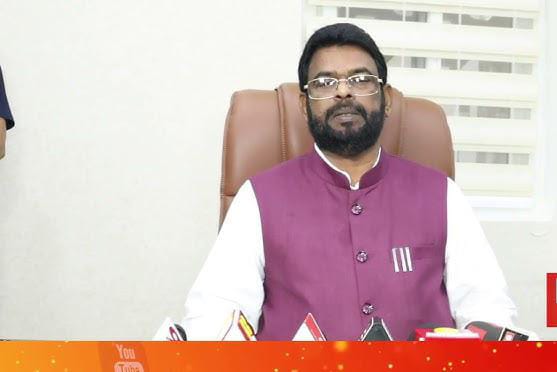 बालूमाथ प्रखंड क्षेत्र के गणेशपुर प्राथमिक विद्यालय में टपकते छत से पानी के बीच पढ़ने को मजबूर है बच्चे, बालूमाथ प्रखंड क्षेत्र के गणेशपुर प्राथमिक विद्यालय में टपकते छत से पानी के बीच पढ़ने को मजबूर है बच्चे,