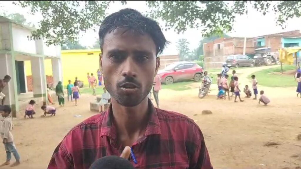 बालूमाथ प्रखंड क्षेत्र के गणेशपुर प्राथमिक विद्यालय में टपकते छत से पानी के बीच पढ़ने को मजबूर है बच्चे, बालूमाथ प्रखंड क्षेत्र के गणेशपुर प्राथमिक विद्यालय में टपकते छत से पानी के बीच पढ़ने को मजबूर है बच्चे,