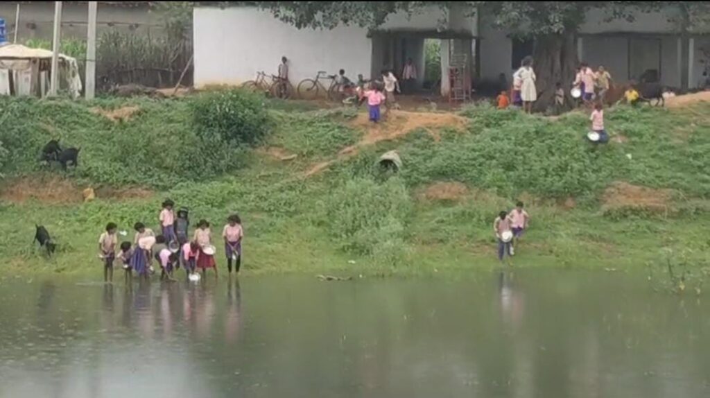 बालूमाथ प्रखंड क्षेत्र के गणेशपुर प्राथमिक विद्यालय में टपकते छत से पानी के बीच पढ़ने को मजबूर है बच्चे, बालूमाथ प्रखंड क्षेत्र के गणेशपुर प्राथमिक विद्यालय में टपकते छत से पानी के बीच पढ़ने को मजबूर है बच्चे,