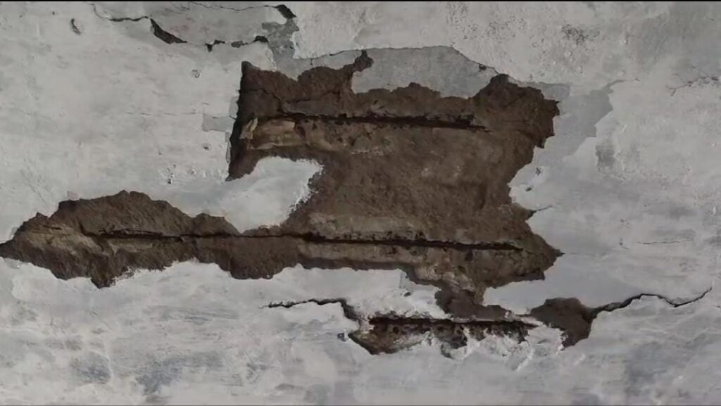 बालूमाथ प्रखंड क्षेत्र के गणेशपुर प्राथमिक विद्यालय में टपकते छत से पानी के बीच पढ़ने को मजबूर है बच्चे, बालूमाथ प्रखंड क्षेत्र के गणेशपुर प्राथमिक विद्यालय में टपकते छत से पानी के बीच पढ़ने को मजबूर है बच्चे,