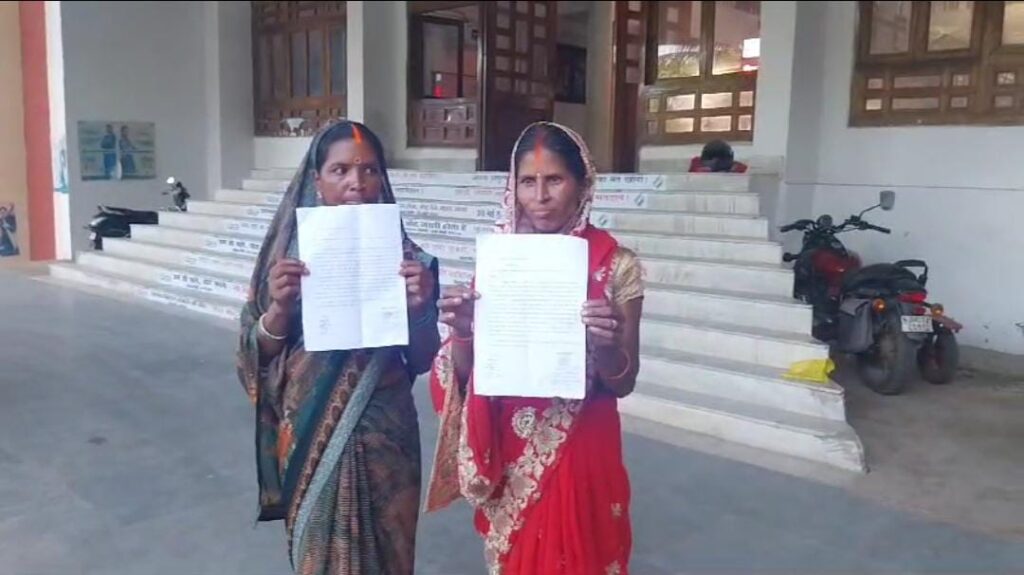 प्रज्ञा केंद्र के संचालक के द्वारा ग्रामीणों का फर्जी खाता खोल पैसा का किया गया अवैध निकासी प्रज्ञा केंद्र के संचालक के द्वारा ग्रामीणों का फर्जी खाता खोल पैसा का किया गया अवैध निकासी