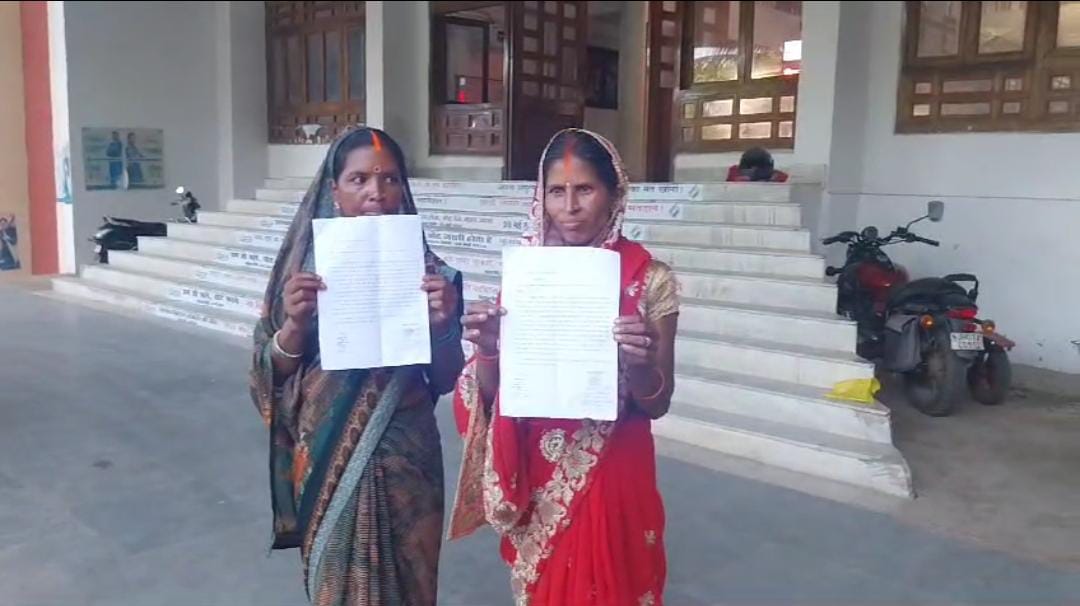 प्रज्ञा केंद्र के संचालक के द्वारा ग्रामीणों का फर्जी खाता खोल पैसा का किया गया अवैध निकासी