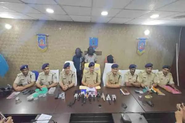 बोकारो :चोरी मामले में तीन आरोपियों को पुलिस ने किया गिरफ्तार बोकारो :चोरी मामले में तीन आरोपियों को पुलिस ने किया गिरफ्तार