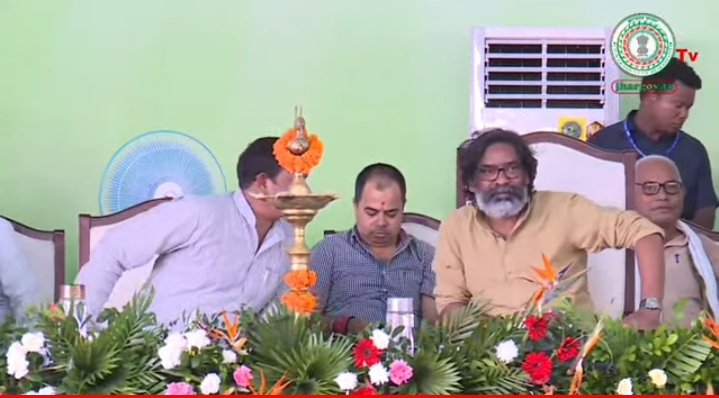 गुआ गोलीकांड के शहीदों को सीएम हेमंत सोरेन ने किया नमन: देखें विडियो गुआ गोलीकांड के शहीदों को सीएम हेमंत सोरेन ने किया नमन: देखें विडियो