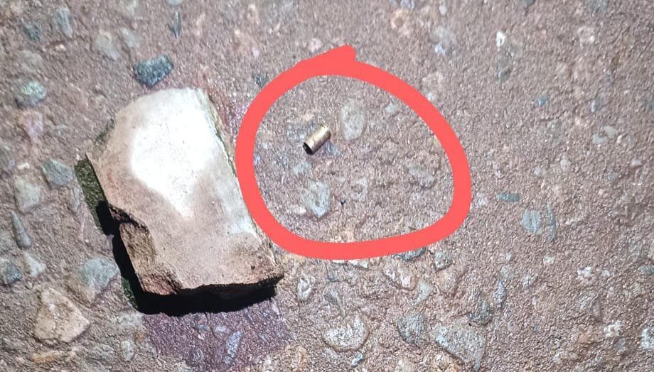 लातेहार:शहर के घनी आबादी के बीच अज्ञात अपराधियों ने की फायरिंग,जांच में जुटी पुलिस लातेहार:शहर के घनी आबादी के बीच अज्ञात अपराधियों ने की फायरिंग,जांच में जुटी पुलिस